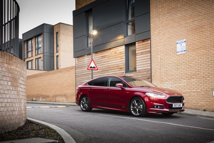  Ford Mondeo Hatchback ST-Line 2016 года  (UK) (фото 2 из 13)